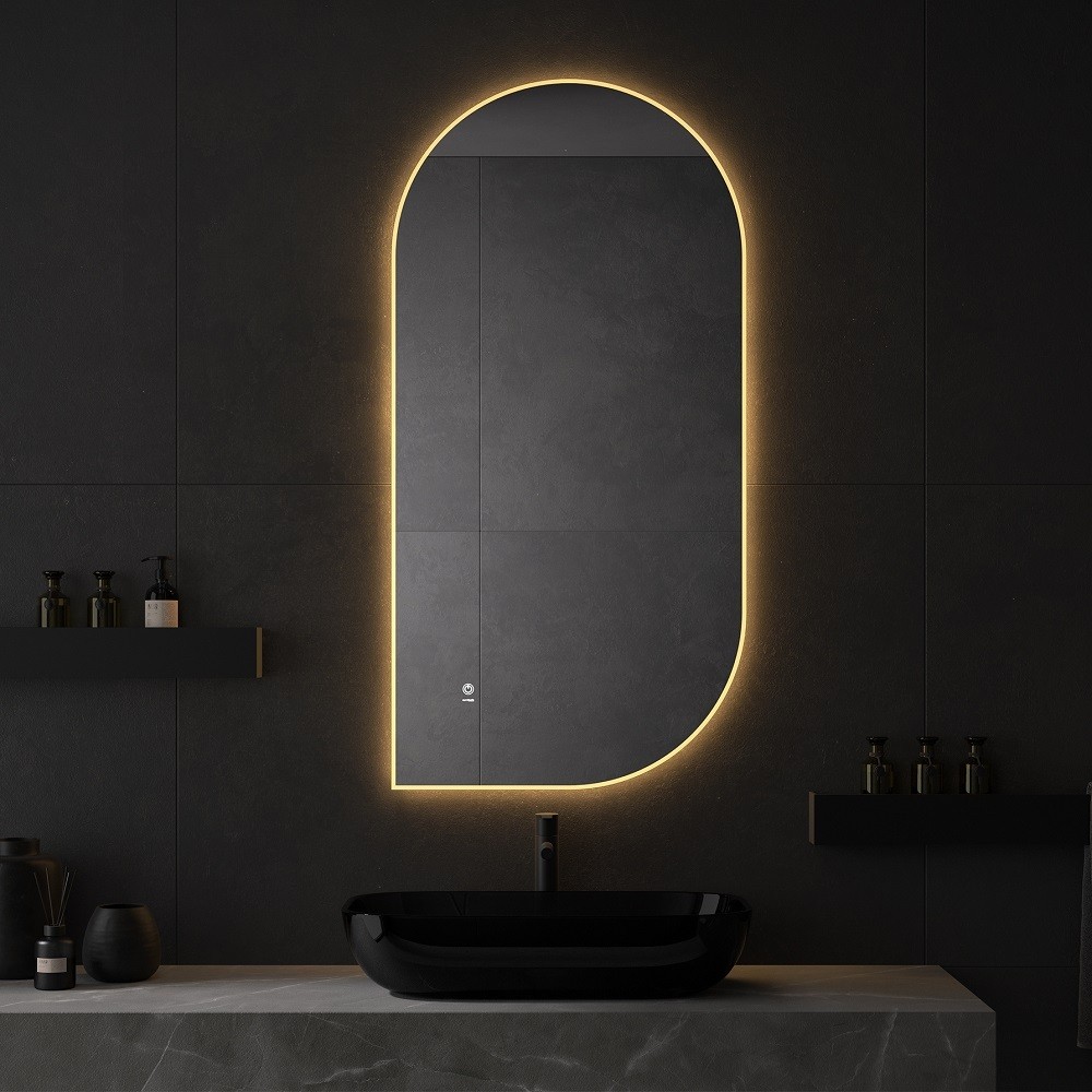 Baño de diseño minimalista. Espejo con luz de led traserea para iluminación  ambiental. Revestimientos …